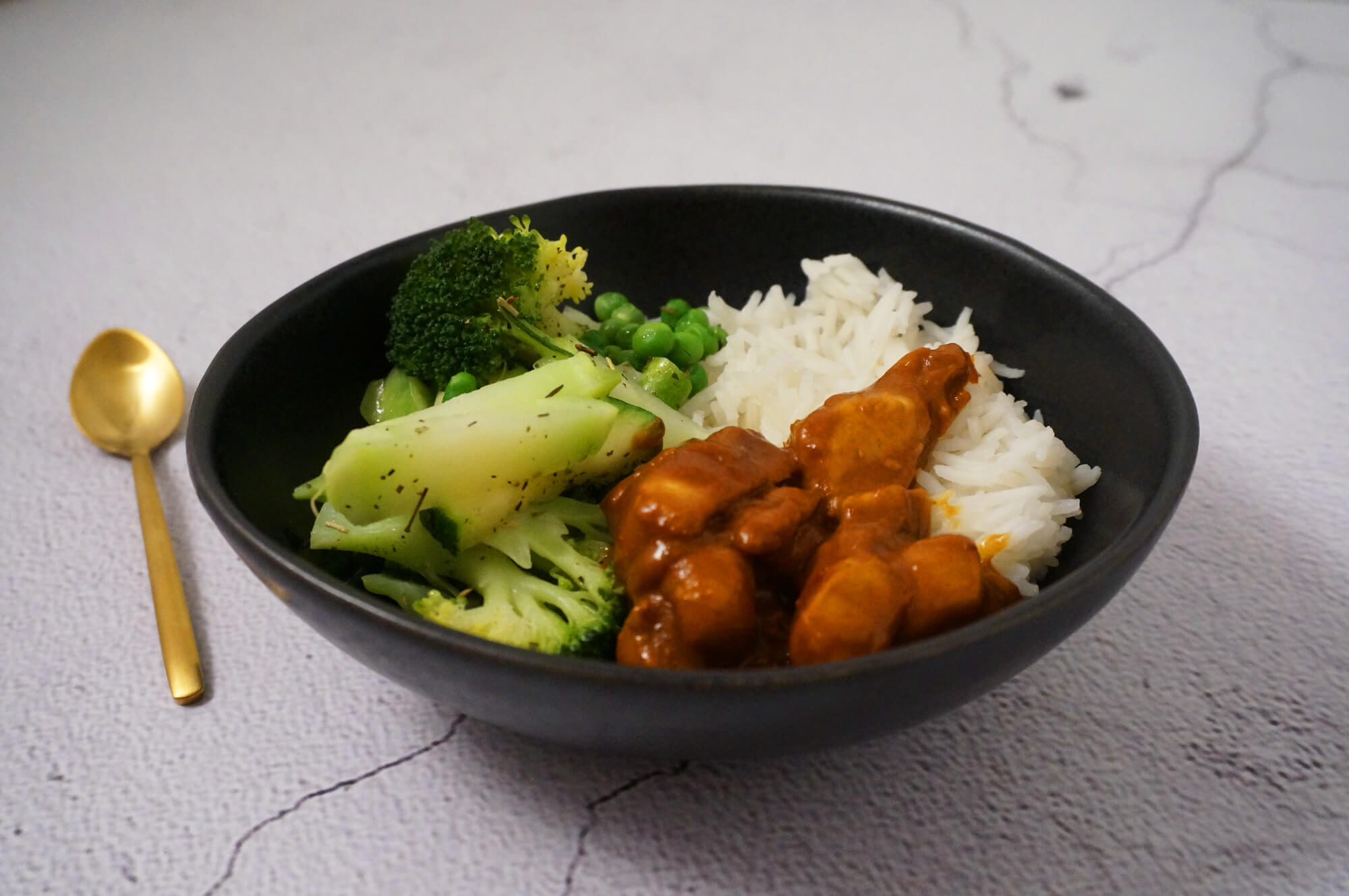 Kipsaté met rijst en groene groenten voor het hele gezin!